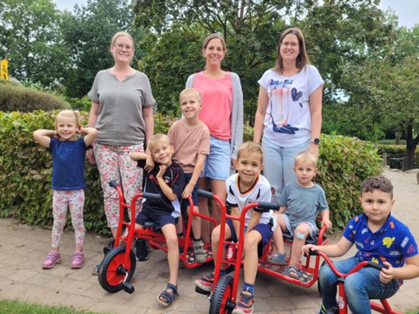 Kinder und Kita-Leitung freuen sich über drei neue Fahrzeuge. Foto: privat