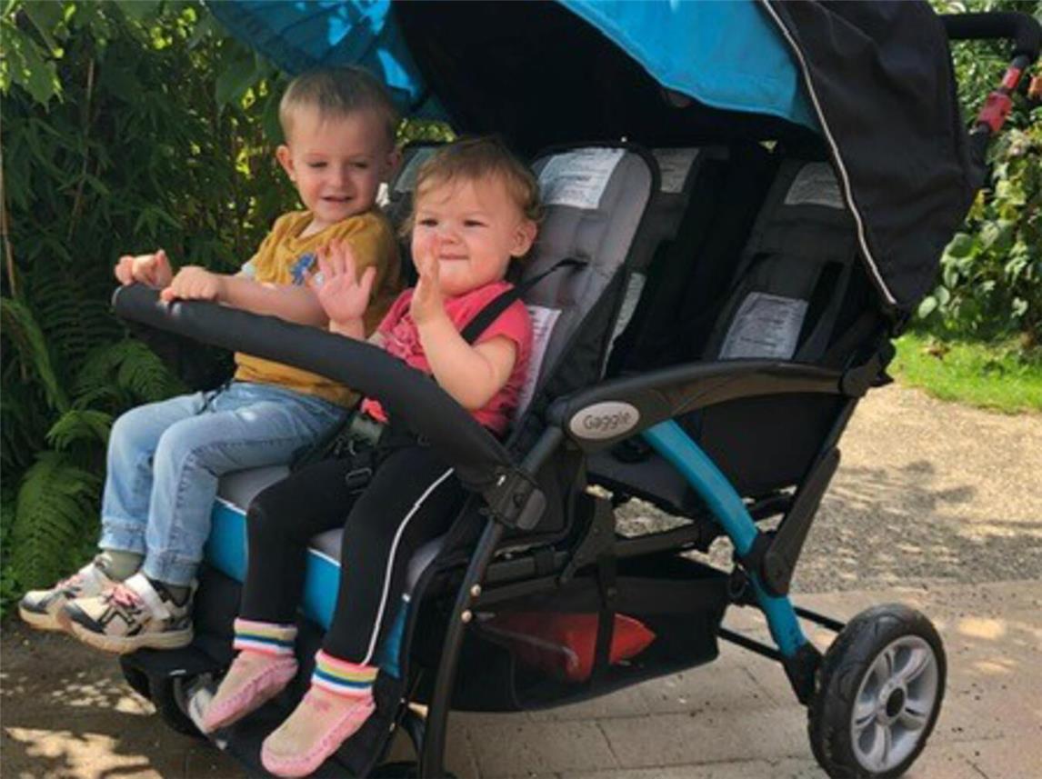 Kinder und Kita-Team danken der Sparkassenstiftung. Foto: Awo