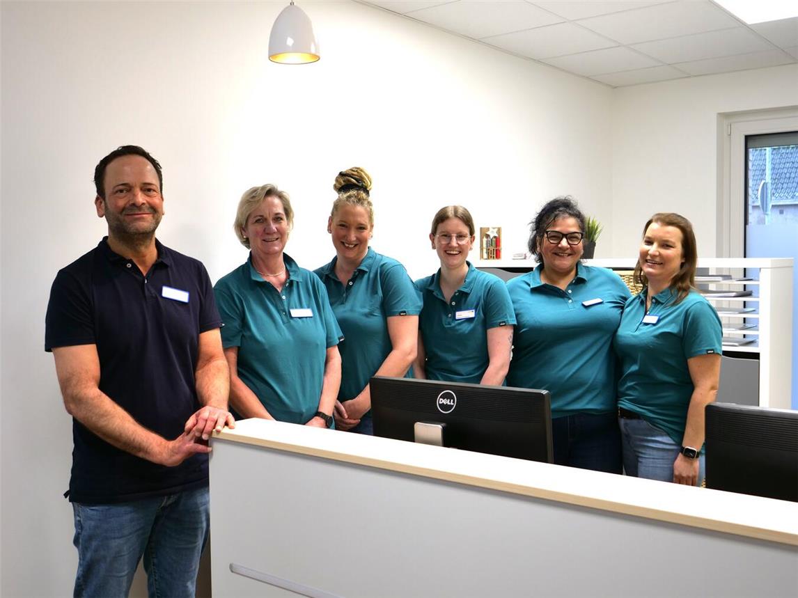 Kinderarzt Dr. Arndt Verfürth und das Praxisteam in den neuen Räumlichkeiten. Foto: Pro Homine