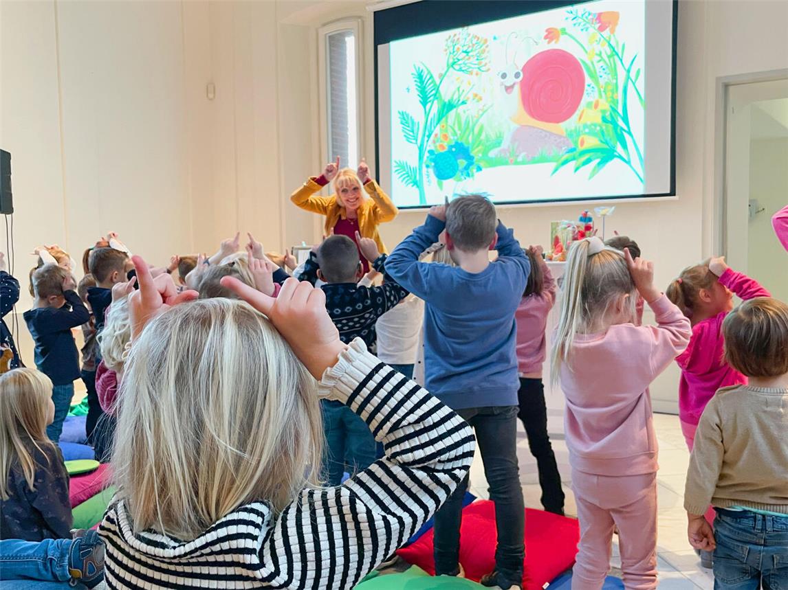 Kinderbuch-Autorin Heidi Leenen singt mit den Kita-Kindern das „Emma“-Lied. Fotos (2): Stiftung Museum Schloss Moyland