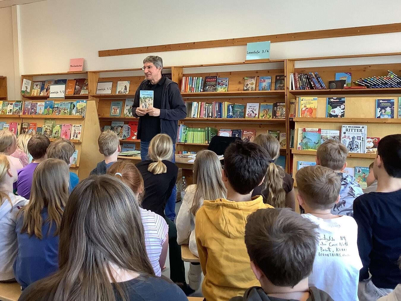 Autor Josef Koller besucht die KGS Marienwasser Kinderbuchautor Josef Koller war zu Gast an der KGS Marienwasser in Weeze. Foto: privat