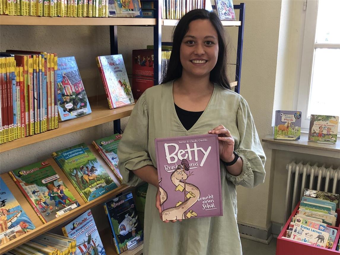 Kinderbuchautorin Jasmin Garofolo aus Elten liest in Rees aus ihrem Buch „Betty Brachiosaurus braucht einen Schal“. Foto: Stadt Rees