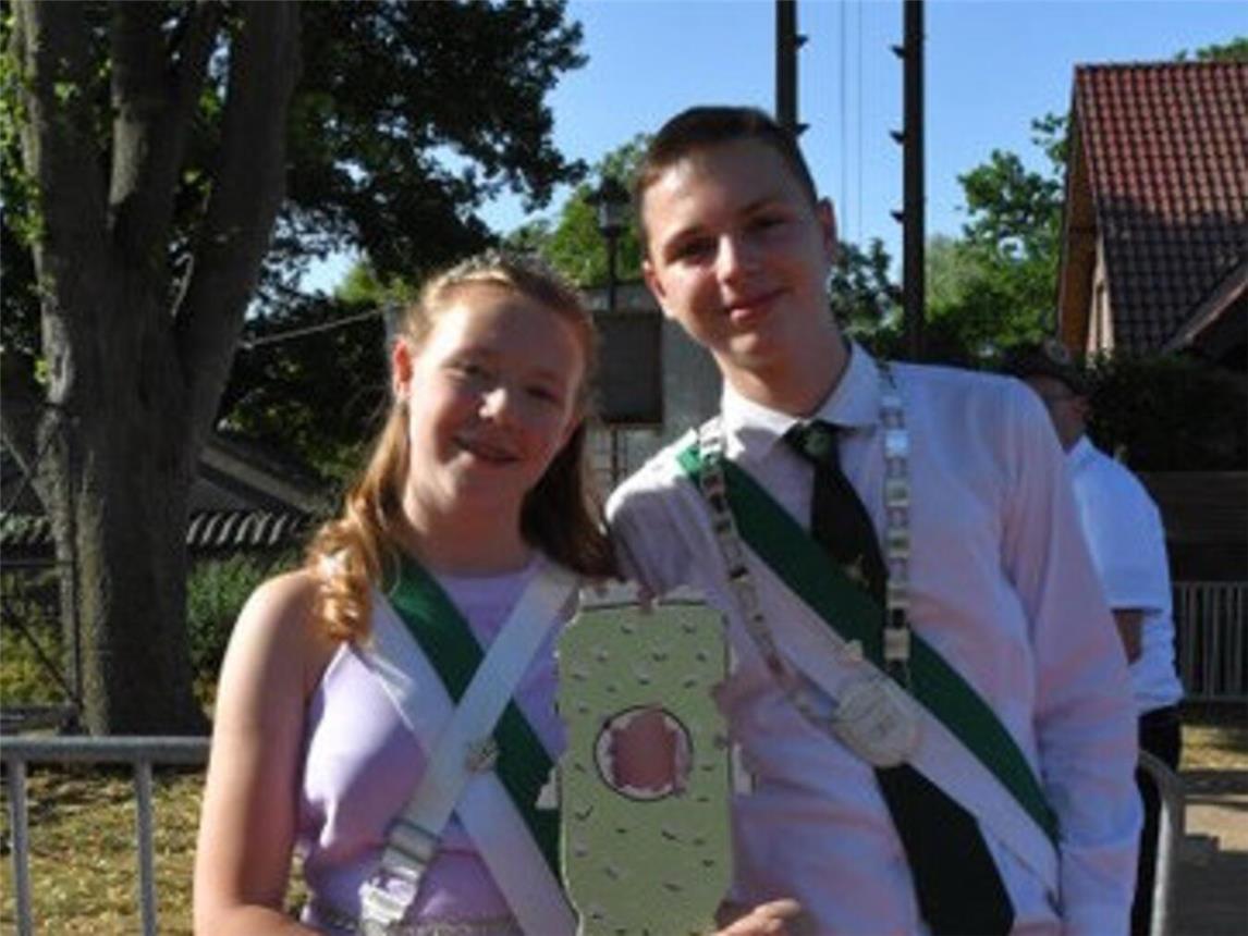 Kinderkönigin Lina Potrykus regiert mit Ex-König Marlon Baatsch an ihrer Seite. Foto: St. Irmgardis Schützenbruderschaft