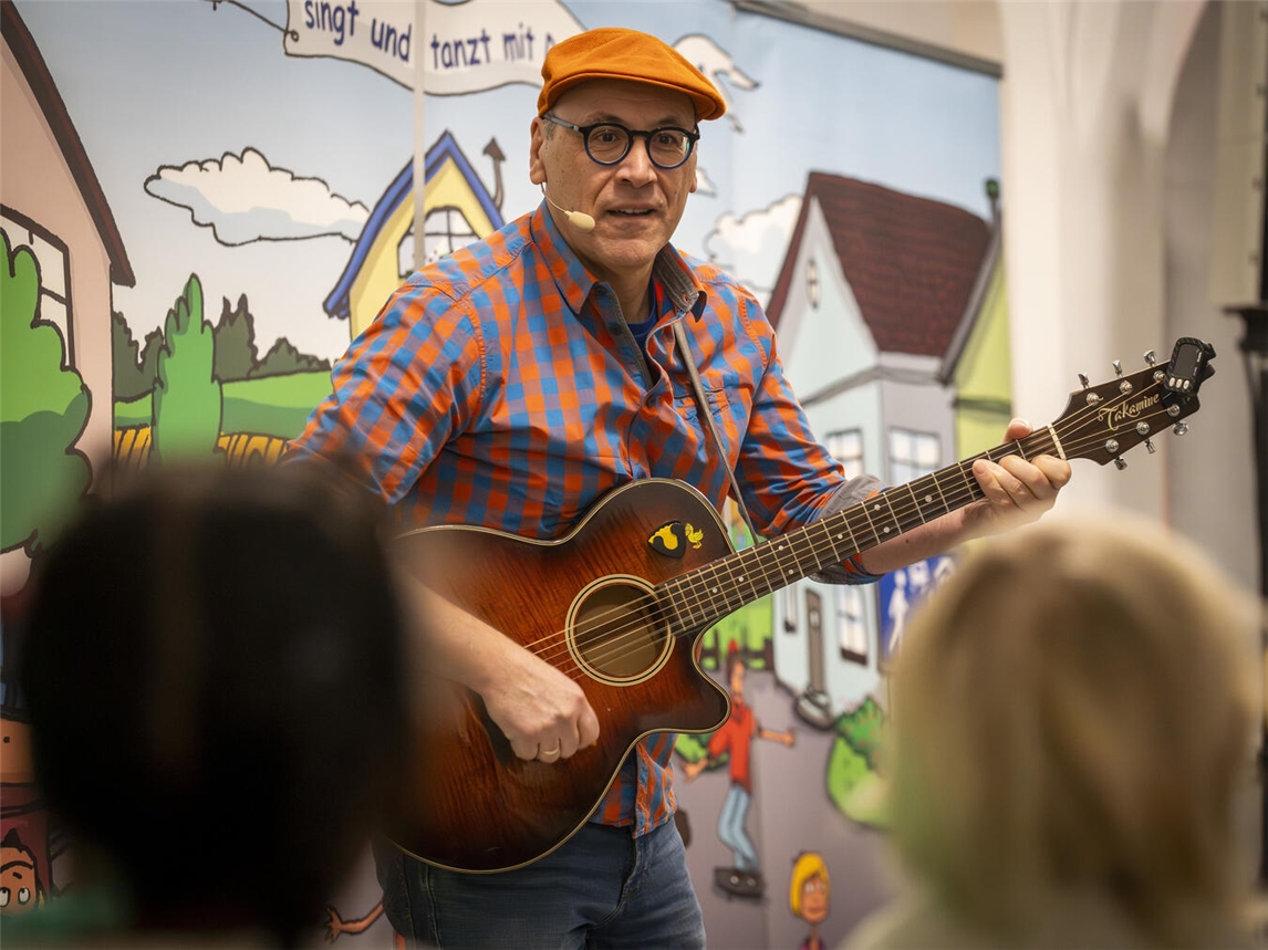 Kinderliedersänger Rainer Niersmann beim Auftakt seiner diesjährigen Tour im Refektorium. NN-Fotos: Gerhard Seybert
