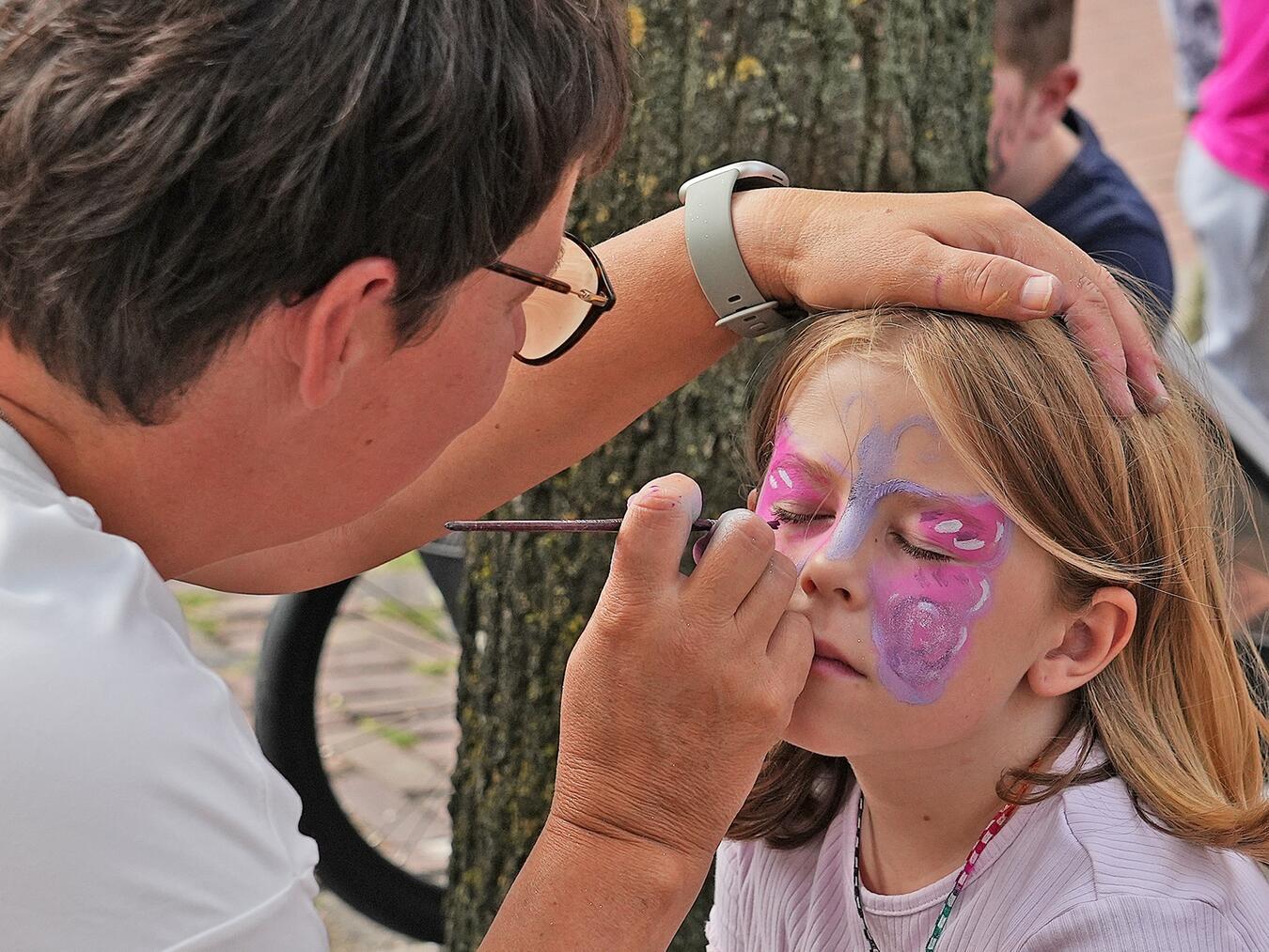 Kinderschminken darf nicht fehlen.