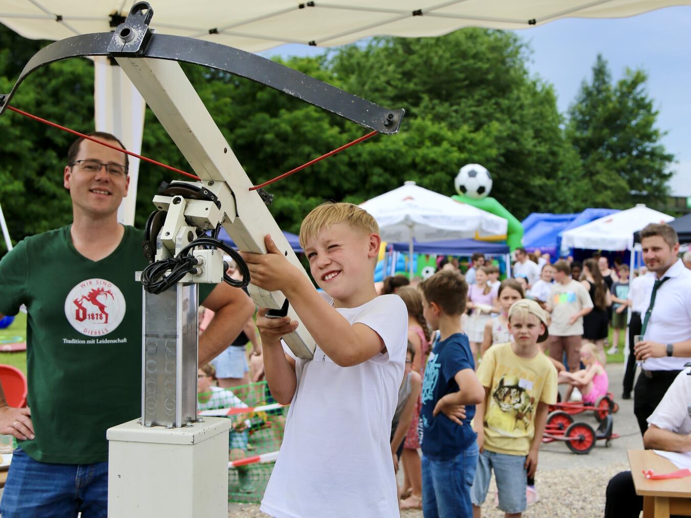 Kinderschützenkönig Jan Linke am Gewehr. Foto: privat