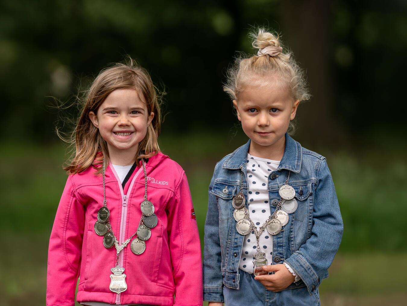 Kinderschützenkönigin Enie mit Prinzessin Milon (v.l.).