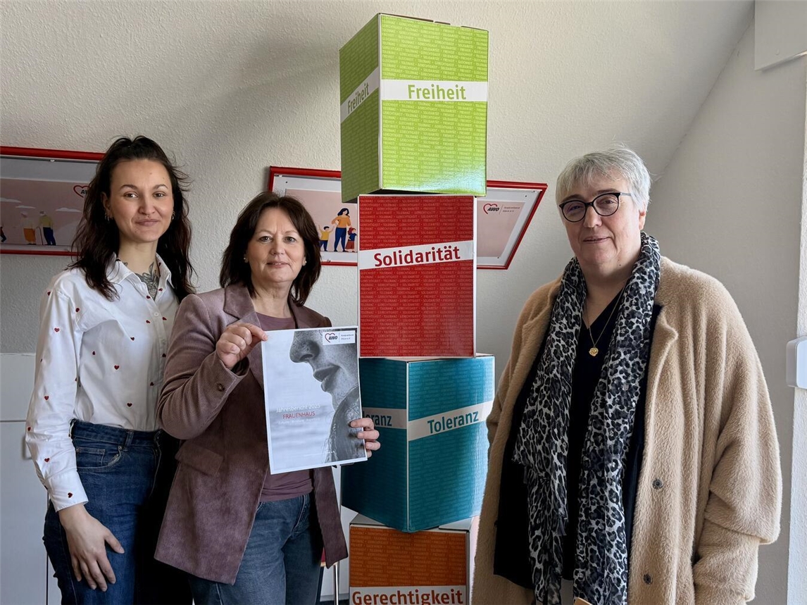 Kindheitspädagogin Janine Pietzonka, Einrichtungsleiterin Andrea Hermanns und AWO-Geschäftsführerin Marion Kurth (v.l.) stellten die Zahlen für 2025 vor. NN-Foto: SP