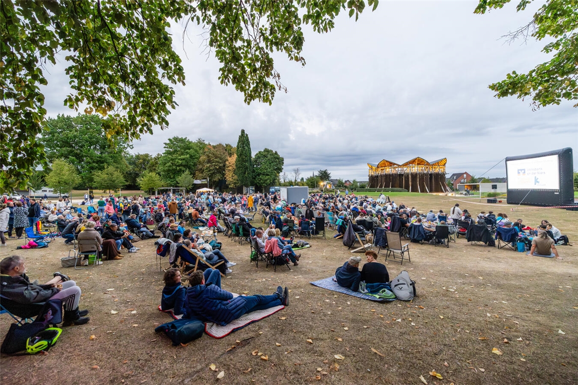 "Open-Air-Kino im Solegarten bei Abenddämmerung, Kinofans genießen Sommerabend unter freiem Himmel, 28. August Event"
