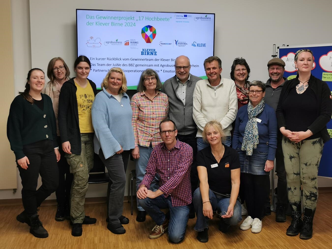 Kira Wietharn (Wasserburg Rindern, links), Marcus Trappe (Agrobusiness Niederrhein, knieend links), Anke Altenstädter (BBZ Kleve, knieend rechts), Katharina Hübbers (BBZ Kleve, 3. von rechts), Frank Gerritzen (BBZ Kleve, 2. von rechts) mit den Teilnehmern des Bildungsurlaub. Foto: Agrobusiness Niederrhein