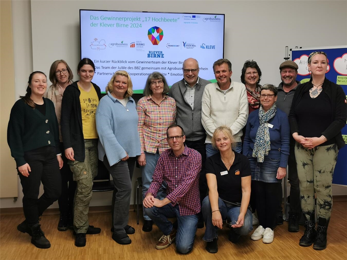 Kira Wietharn (Wasserburg Rindern, links), Marcus Trappe (Agrobusiness Niederrhein, knieend links), Anke Altenstädter (BBZ Kleve, knieend rechts), Katharina Hübbers (BBZ Kleve, 3. von rechts), Frank Gerritzen (BBZ Kleve, 2. von rechts) mit den Teilnehmern des Bildungsurlaub. Foto: Agrobusiness Niederrhein