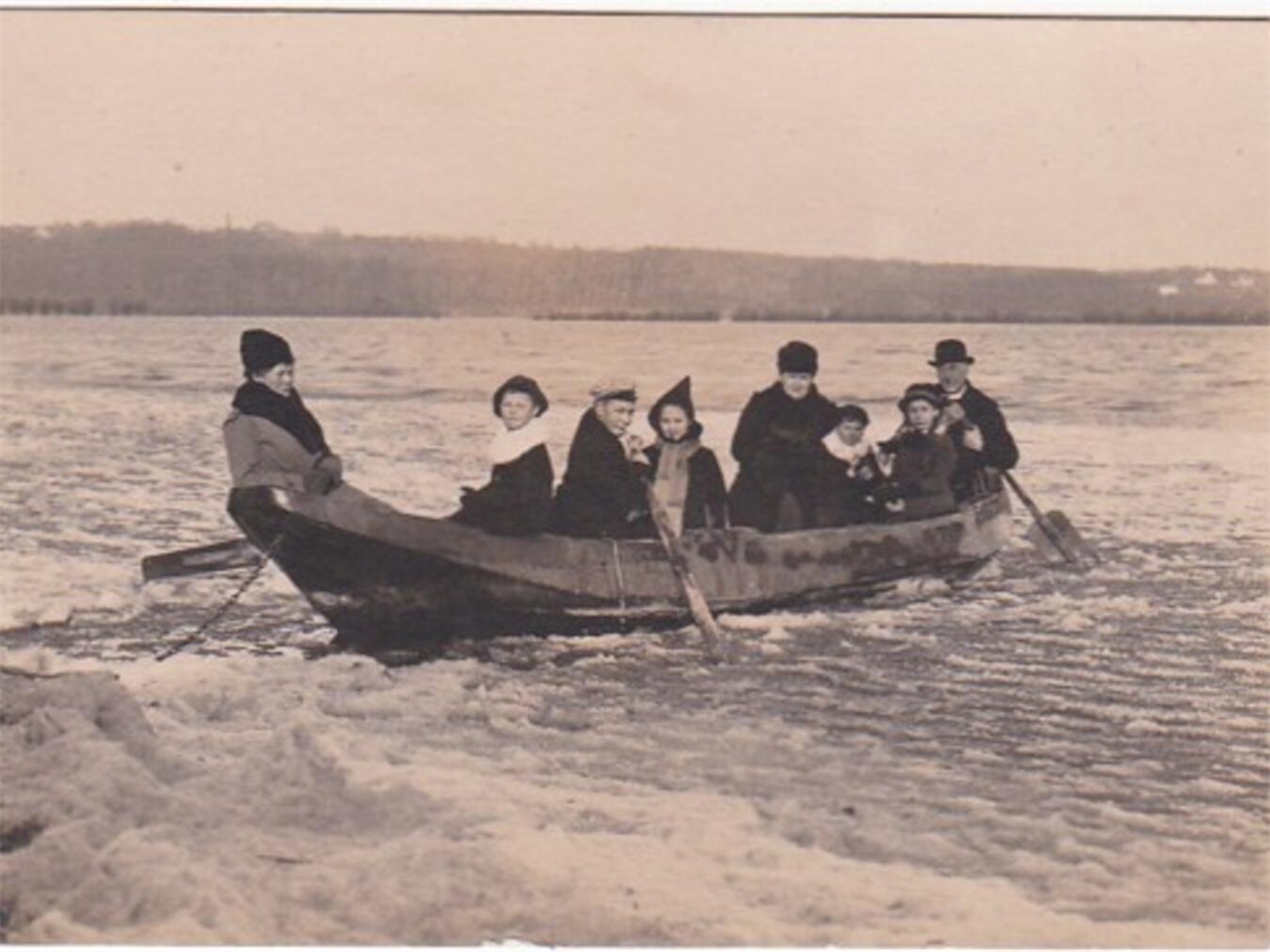 "Familie Lensing 1930 auf Kirchgang in Hüthum, Uferhof"