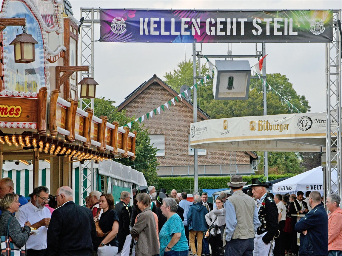 "Fröhliche Kirmes in Kellen mit bunten Fahrgeschäften und Schützenfest, aufgenommen von Rüdiger Dehnen"