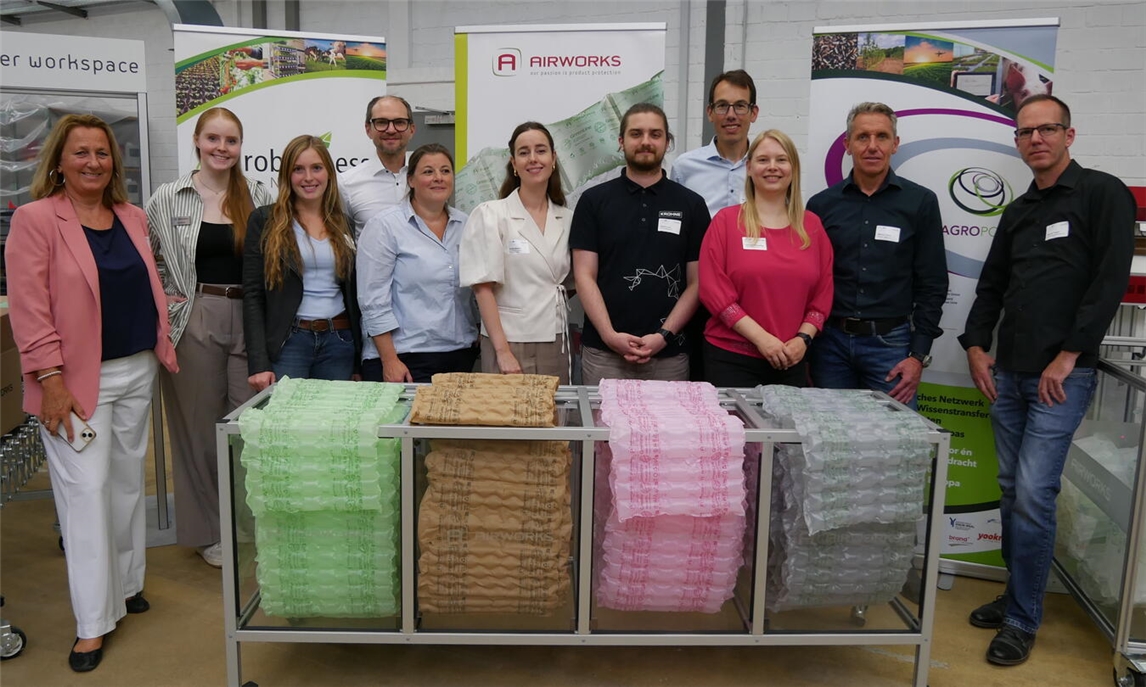 Kirsten Hammans (Agrobusiness Niederrhein (AN)), Alicia Düren (Airworks), Lena Manten (AN, Marc und Julia Loersch (Airworks), Emma Beijers (Brightlands Campus Greenport Venlo), Sascha Lurz und Bernd Roosen (Krohne Messtechnik), Carolina Klimaschka (Niederrheinische IHK), Markus Höhne (AirCenter Niederrhein) und Marcus Trappe (AN, v.l.). Foto:Agrobusiness Niederrhein