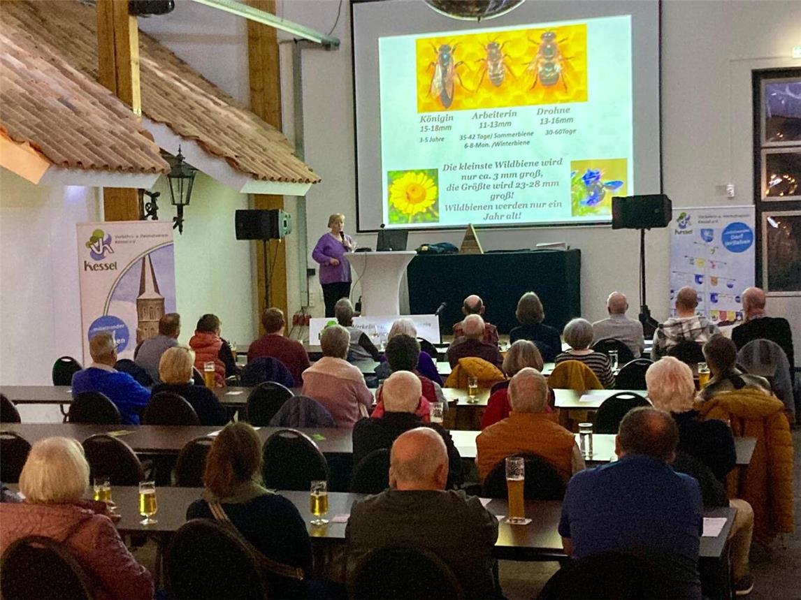 Kirsten Kotters aus Hommersum hielt zum Auftakt der Veranstaltung einenVortrag über Bienen. Foto: privat