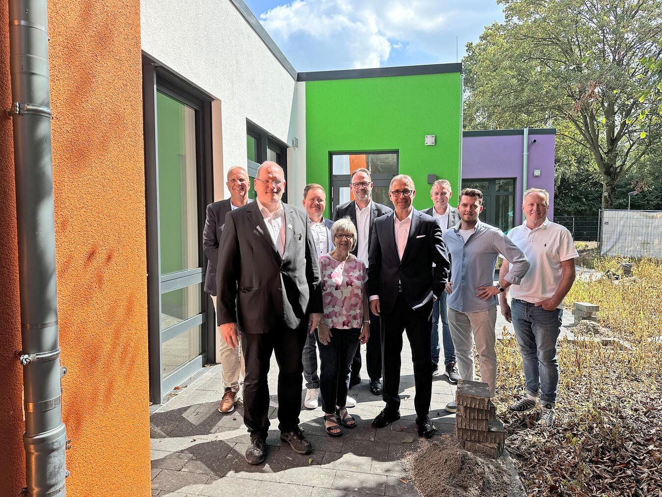 Sonsbeck hat eine neue Kita Kita-Leiterin Brigitte Michalleck (4.v.l.) freut sich gemeinsam mit den Planern und Investoren sowie Pfarrer Günter Hoebertz über die neue Kindertagesstätte mit viel Komfort. NN-Fotos (2): SP