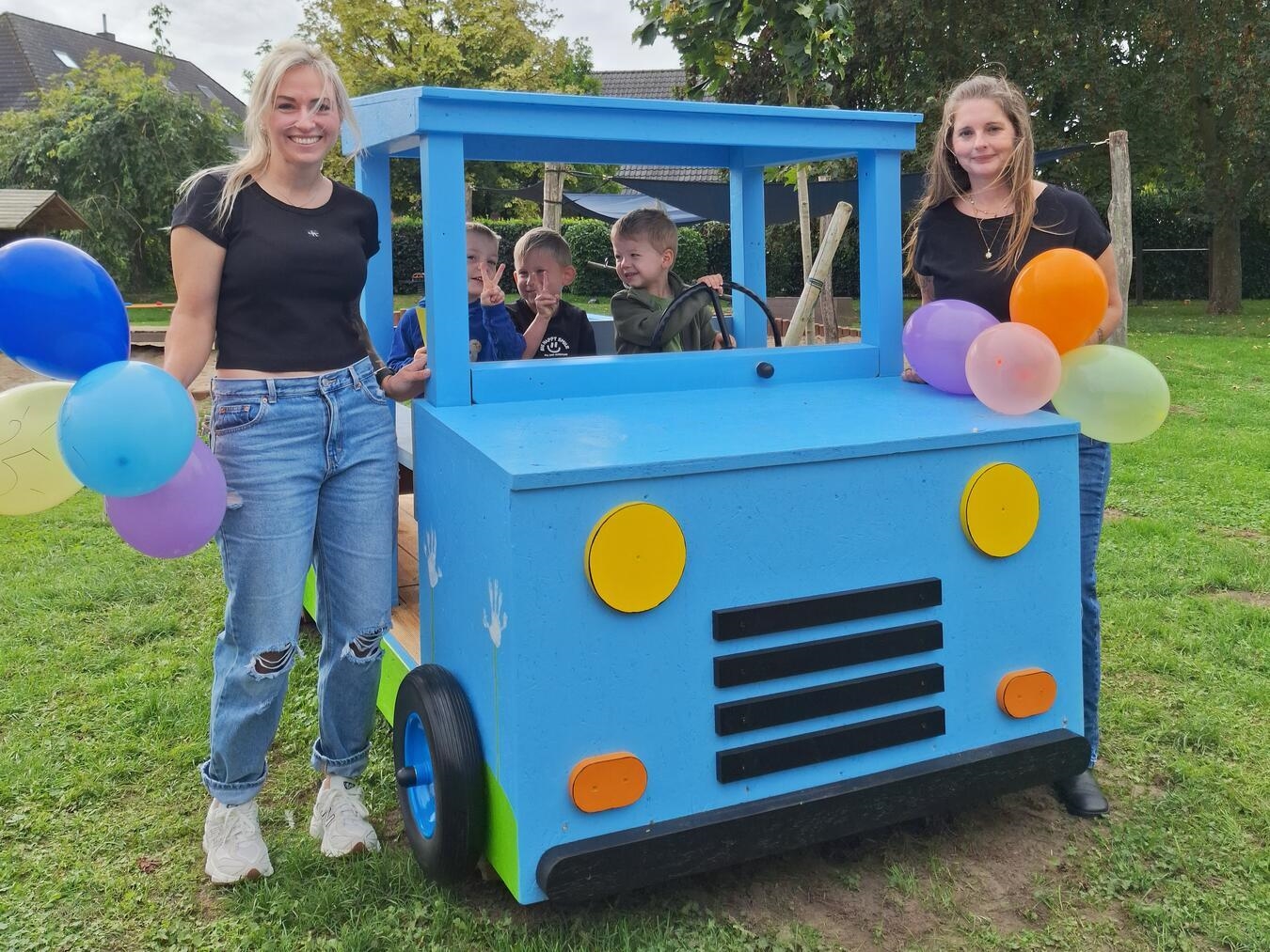 "Kita-Leitung und Kinder freuen sich über Geschenk des Elternrates, überreicht von Vorsitzender Lisa Arnhold."