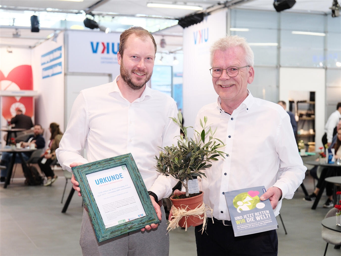 "Jan Bußhaus und Rolf Janssen auf der IFAT 2023 in München, KKA-Geschäftsführerwechsel, VKU-Foto"