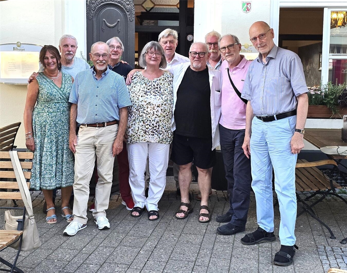 "Klassentreffen in Kempen, Gruppe von ehemaligen Schülern lächelnd in Park"
