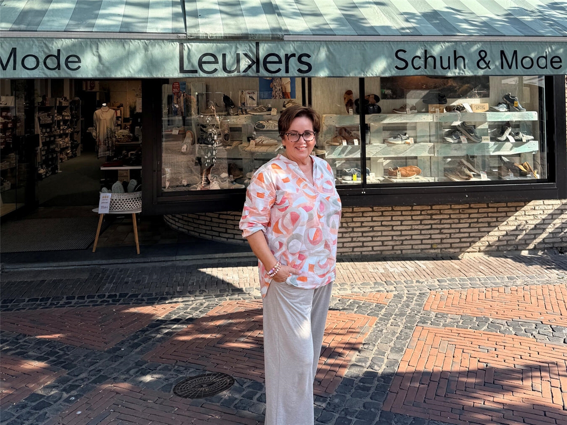 Klaudia Werdin sucht Nachfolger für Schuh & Mode Leukers in Straelen, Geschäft am Markt, Foto von Andrea Kempkens.