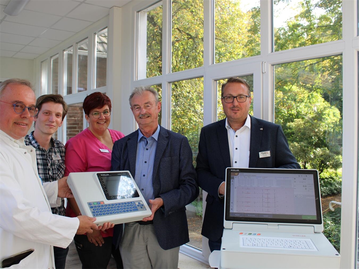 Klaus Bensmann (Chefarzt Innere Medizin), Marcel Damm (IT-Abteilung), Jana Angenendt (Medizinische Fachangestellte), Heinz Roters (Vorsitzender des Fördervereins) und Marco Plum (Geschäftsführer; v.l.) mit den neuen EKG-Geräten. Foto: Sankt Josef-Hospital