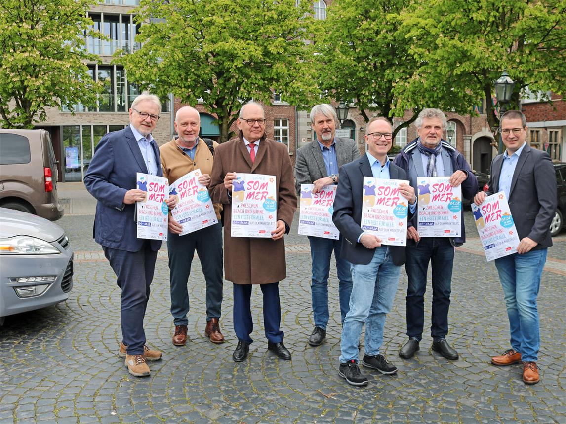 Klaus-Dieter Nikutowski (Vorsitzender Beirat), Rüdiger Wenzel (GO!), Bürgermeister Ulrich Knickrehm, Wolfgang Jansen (Geschäftsführer GO!), Frank Wöbbeking (Geschäftsführer document 1), Georg Bornheim (Vorsitzender Aufsichtsrat) und Björn Mende (document 1) präsentieren das Poster zum Gocher Sommer. NN-Foto: CDS