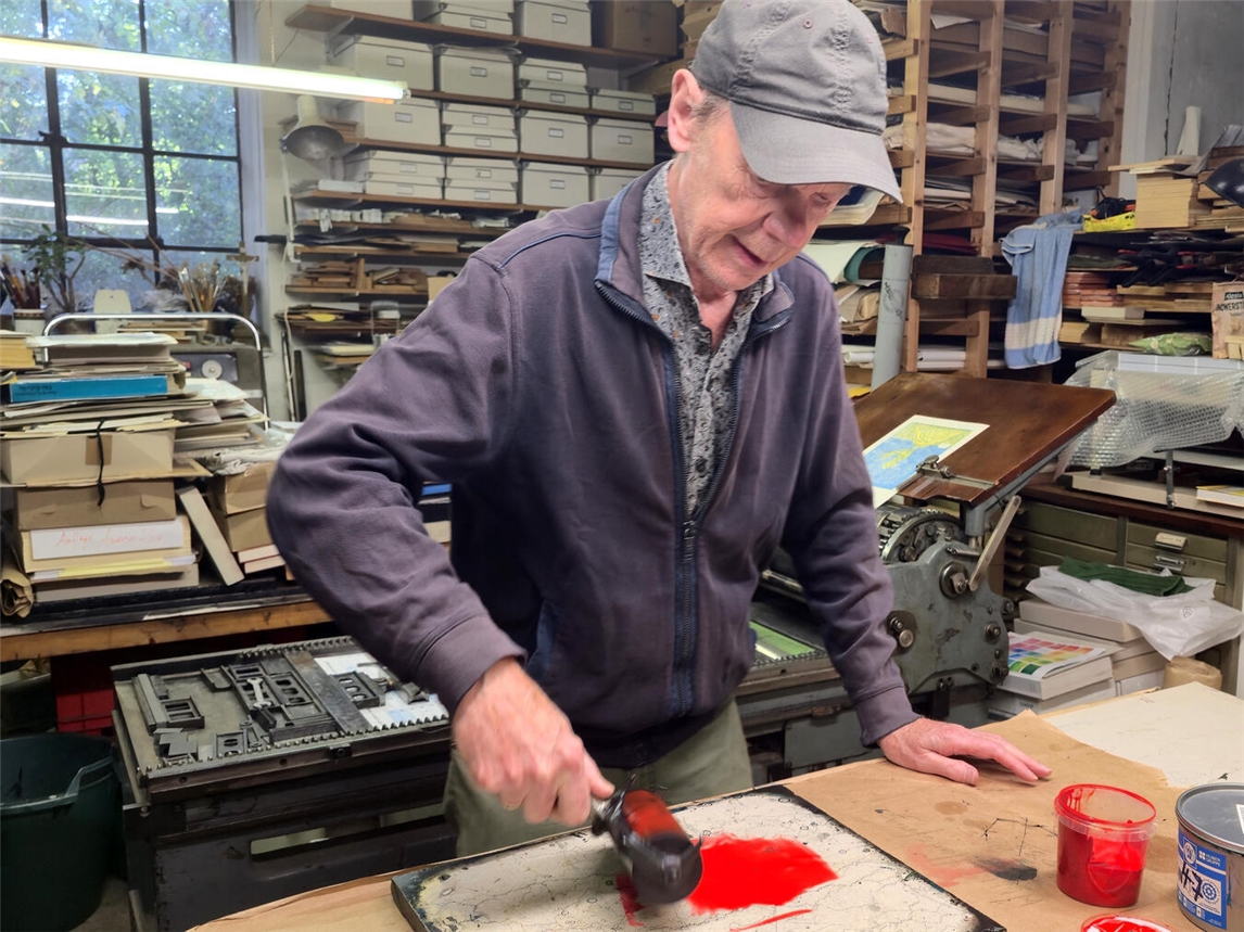 Klaus Franken bei der Arbeit an einem neuen Druck. NN-Foto: HF