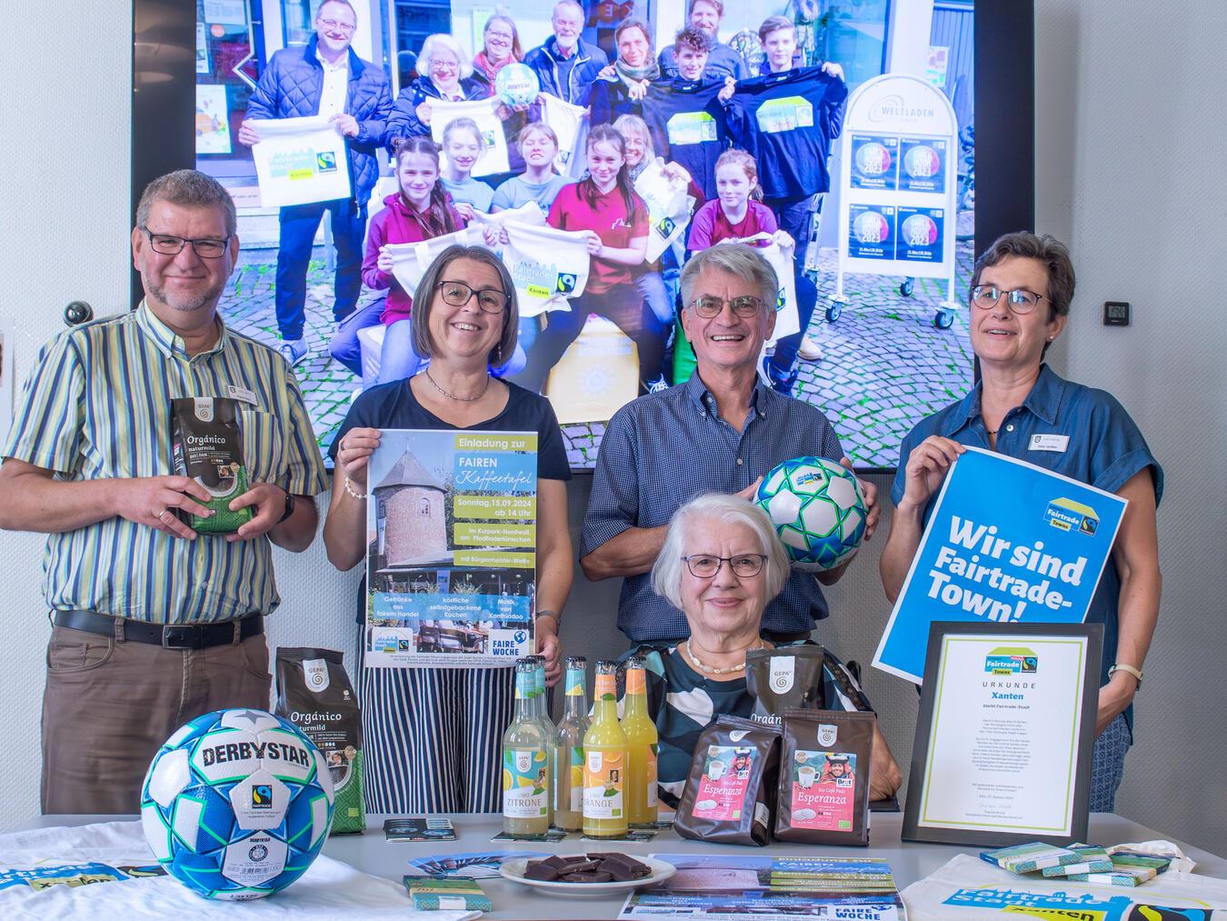 „Faire Kaffeetafel“ im Xantener Kurpark Klaus Haan (Stadtverwaltung), Anette Artz (Eine-Welt-Gruppe), Margareta Felbert (vorne, Kolpingsfamilie), Klaus Wolfertz (Eine-Welt-Gruppe) und Gaby Janßen (Stadtverwaltung; v.l.) freuen sich auf die „Faire Kaffeetafel“. NN-Foto: Gerhard Seybert