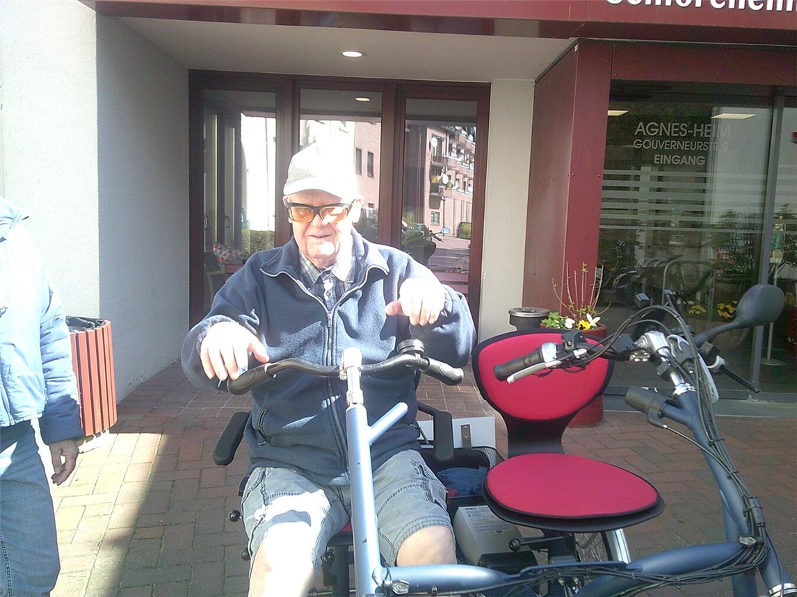 "Klaus Hellmann auf Fahrradtour vor Senioreneinrichtung Agnes-Heim"