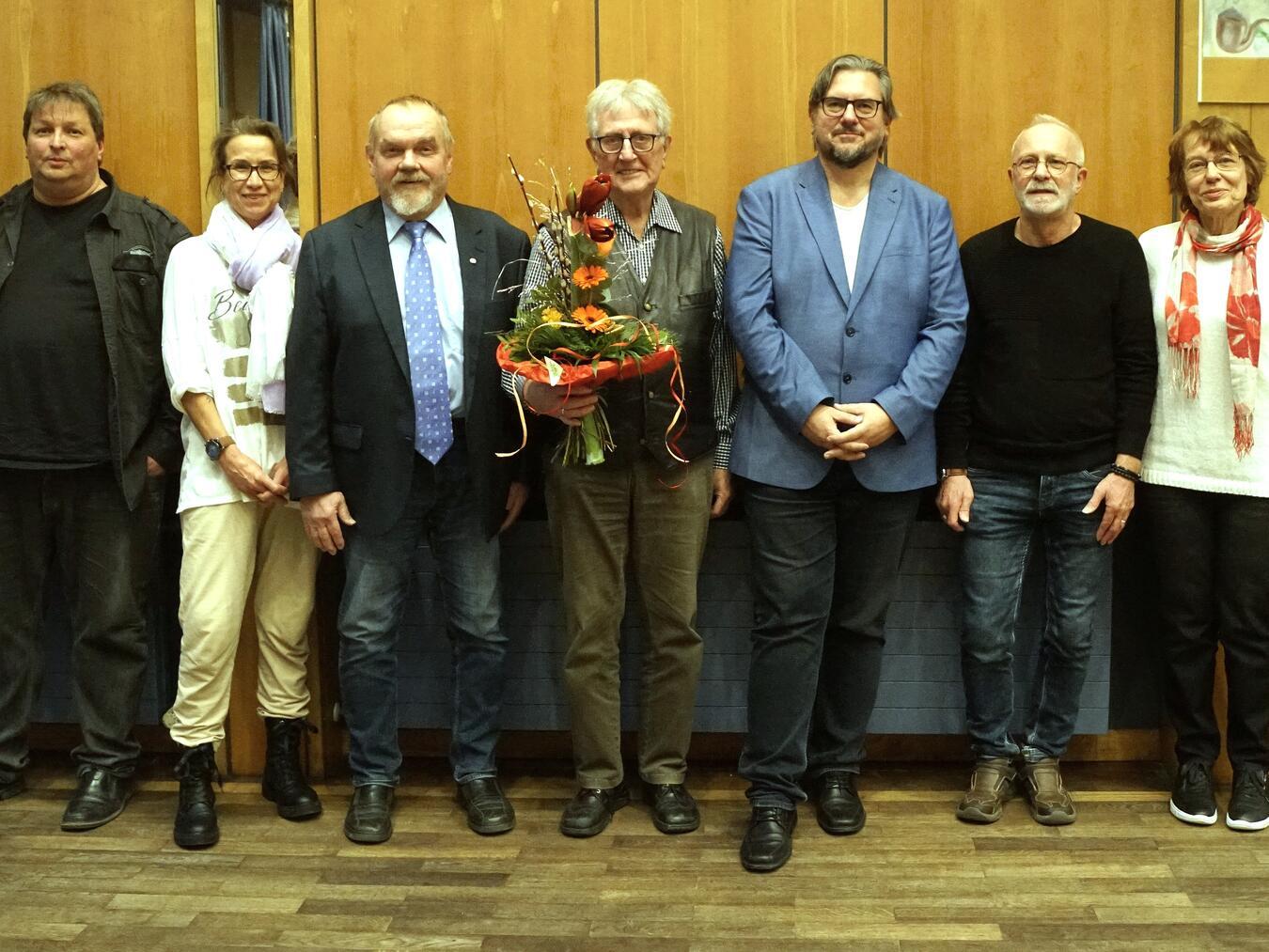Klaus Kuhlen verabschiedete sich vom Vorstand (v.l.): Schatzmeister Dirk Kleinwegen, Beisitzerin Mirjam Terhorst, 1. Vorsitzender Heinz Wellmann, Klaus Kuhlen, neuer 2. Vorsitzender Michael Scholten, Beisitzer Peter Bongers und die neue Schriftführerin Agnes Jay. Foto: Ressa