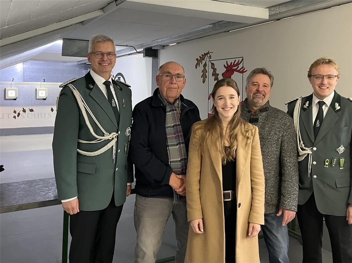 Klaus Theuvsen (Vorsitzender der St. Nicolai Bruderschaft Issum), Hermann Josef Lemmen (Vertreter der Stiftung Rückenwind), Sophia Stenmans (Geschäftsstellenleiterin Volksbank an der Niers in Issum), Bürgermeister Clemens Brüx und Thomas Michels (Vorsitzender der St. Katharina Bruderschaft Issum). Foto: A. Theuvsen