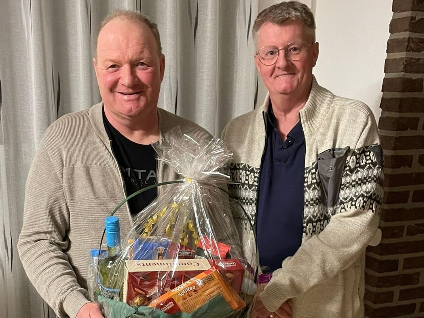 Klaus van Scherrenburg (r.) dankt Thomas Braems für sein langjähriges Engagement.