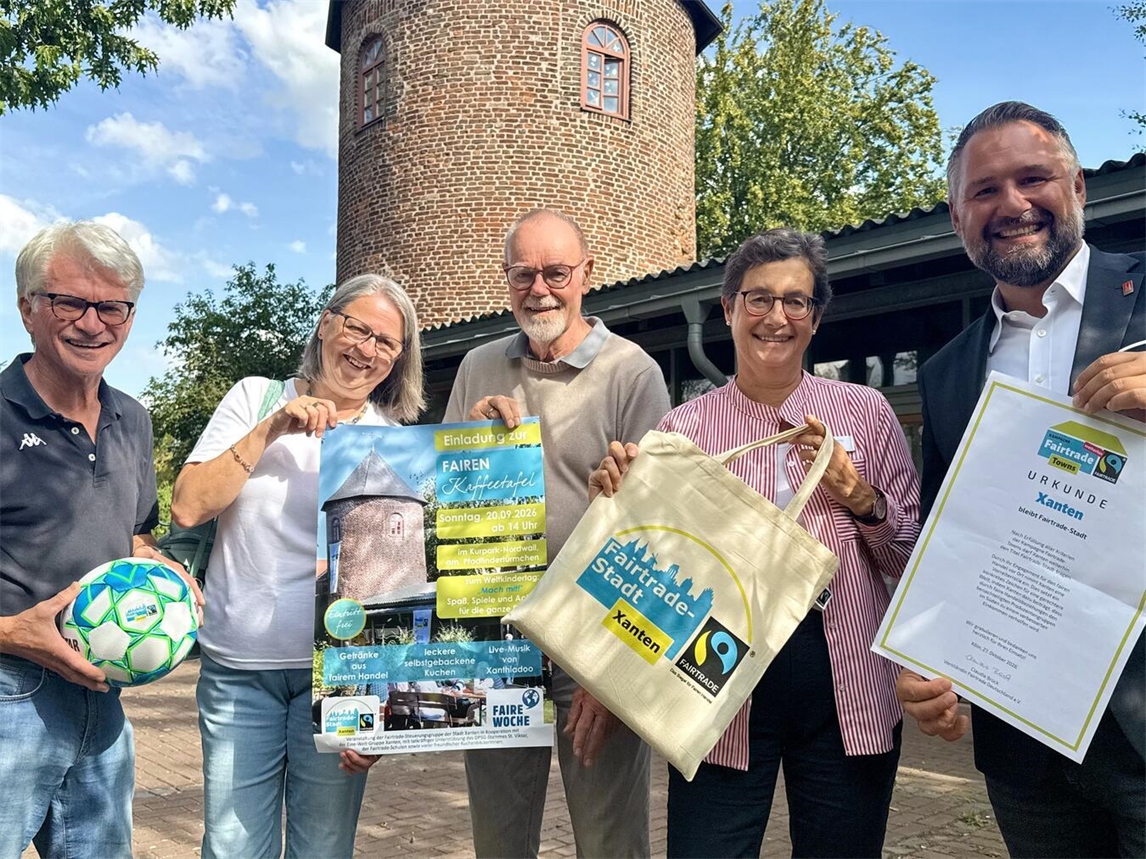 Klaus Wolfertz, Anette Artz, Wolfgang Schneider, Gabriele Janßen und Bürgermeister Rafael Zur (v.l.) laden zur fairen Kaffeetafel. NN-Foto: SP