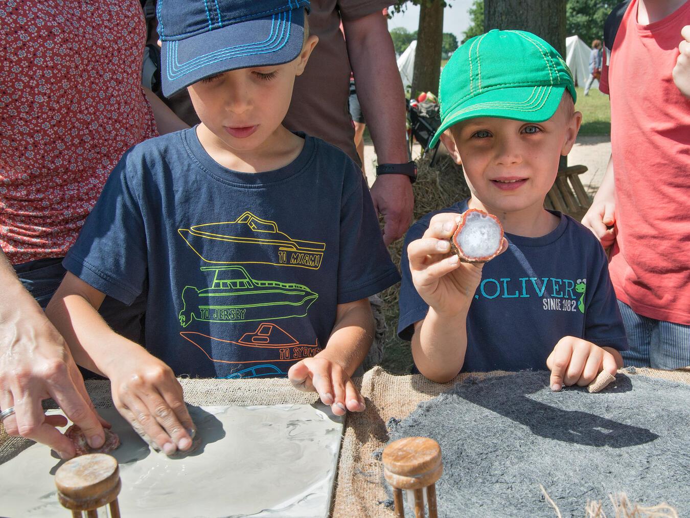 Kleine Edelsteinschleifer am Werk. Foto: Axel Thünker DGPh