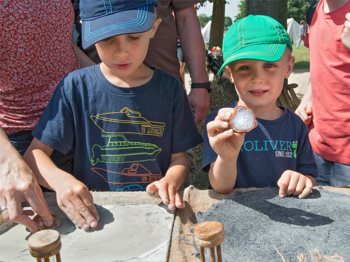 Kleine Edelsteinschleifer am Werk. Foto: Axel Thünker DGPh