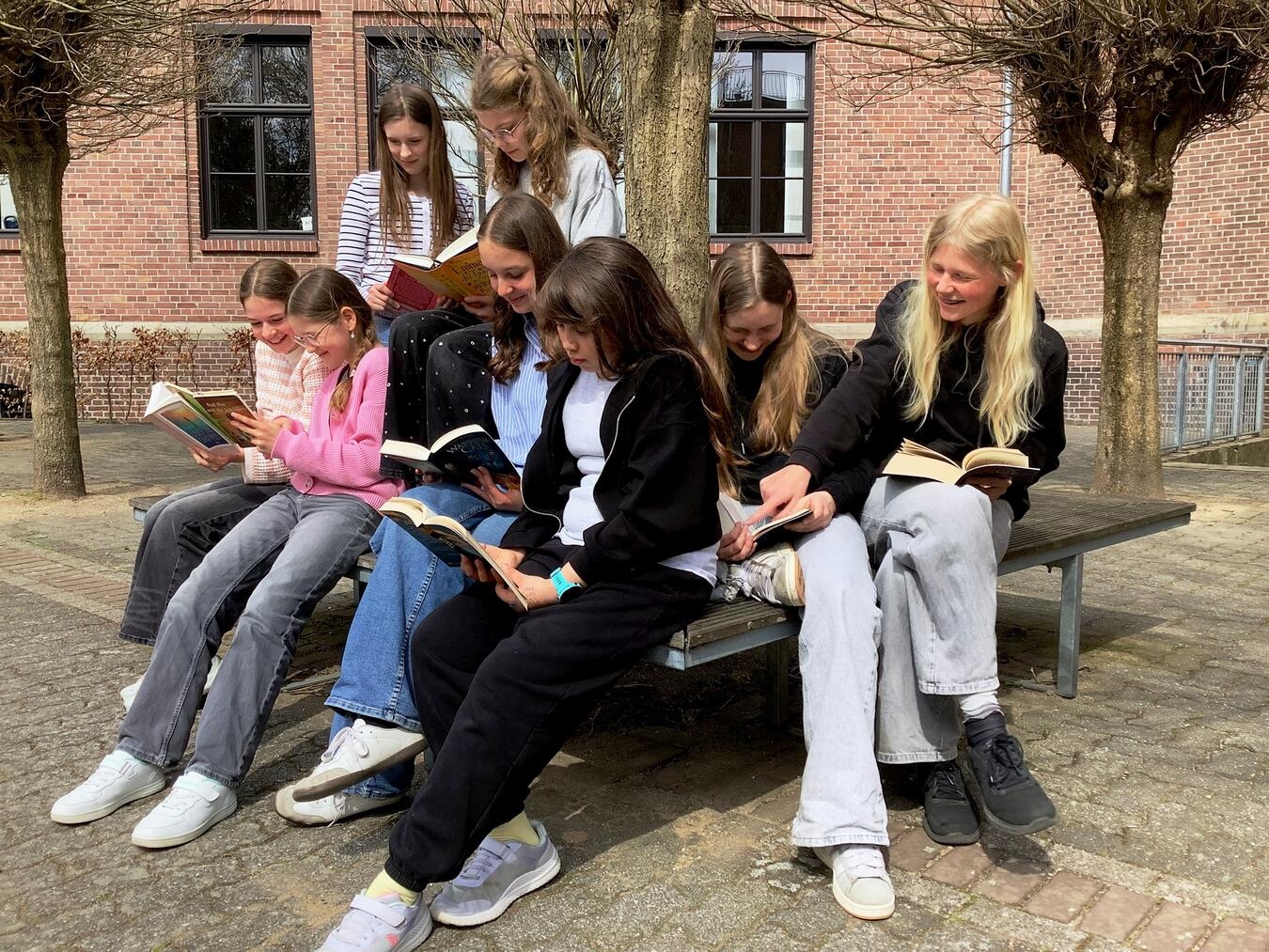 "Junge Leserinnen vom Stein Gymnasium bereiten sich auf Schaufensterlesung vor, Generalprobe, Schulveranstaltung"
