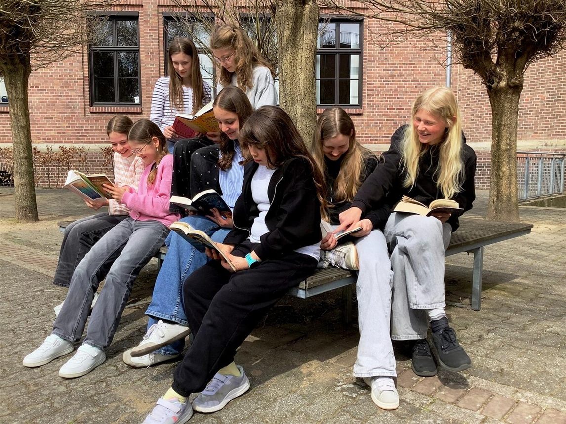 "Junge Leserinnen vom Stein Gymnasium bereiten sich auf Schaufensterlesung vor, Generalprobe, Schulveranstaltung"