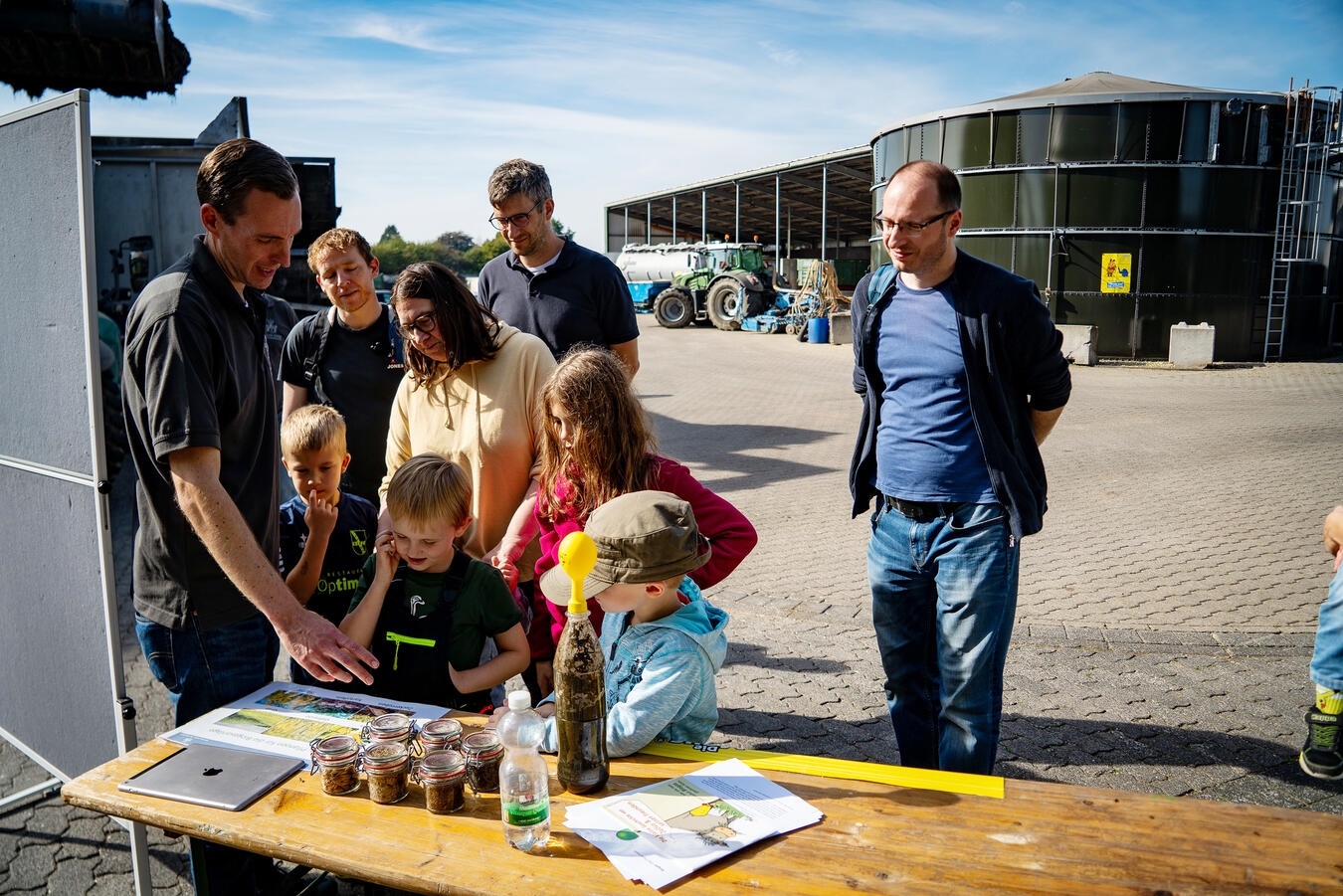 "Besucher erkunden Biogasanlage Schloss Wissen Weeze, nachhaltige Energie, Familienausflug, Foto von Gerhard Seybert"