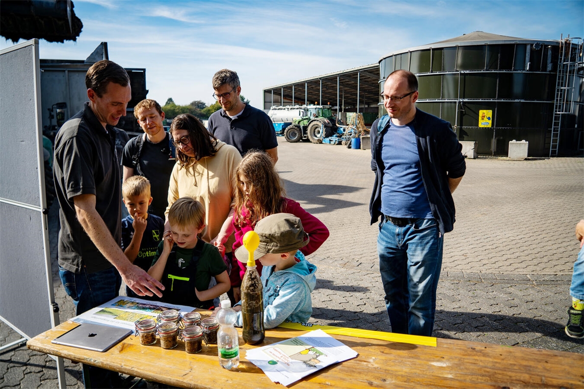 "Besucher erkunden Biogasanlage Schloss Wissen Weeze, nachhaltige Energie, Familienausflug, Foto von Gerhard Seybert"