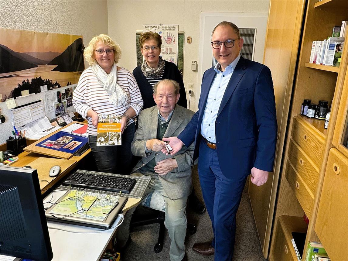 Kleiner Stick mit wertvollem Inhalt der Heimathistorie: (v.li.) Tina Oostendorp, Gudrun Schröder-Jordan mit ihrem Vater und Heimatforscher Norbert Behrendt sowie Sebastian Hense. Foto: Stadt Rees