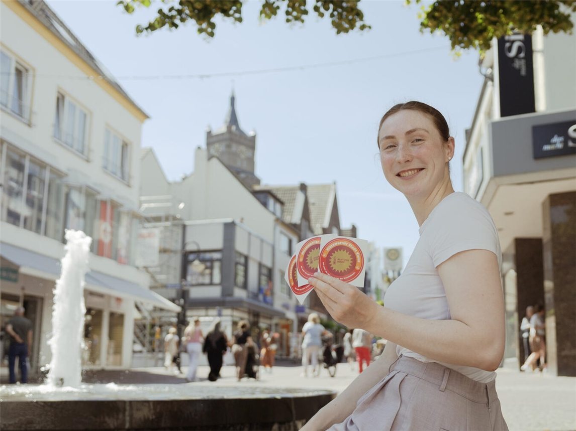 "Klimaanpassung Kleve: Merle Gemke zeigt Hitzewarner am Brunnen Kavarinerstraße"