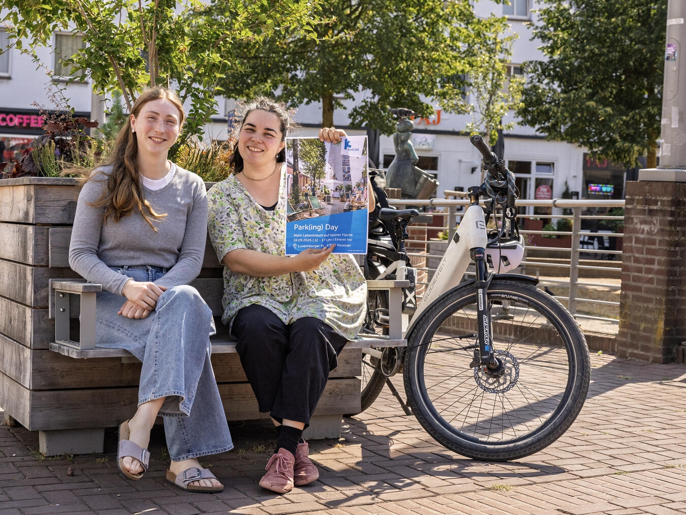 "Klimaanpassungsmanagerinnen Merle Gemke und Chantal Fouquet beim Park(ing) Day in Kleve"
