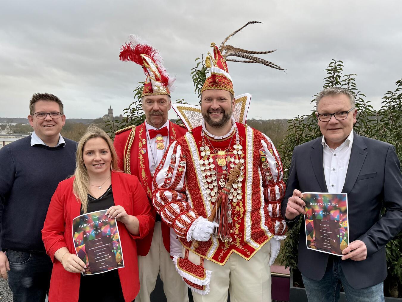 Kleves Prinz Tim „der Rockende“ freut sich mit dem Klever Rosenmontags-Komitee und Veranstalter Kle-Event auf tolle Tage im Klever Festzelt. NN-Foto: SP