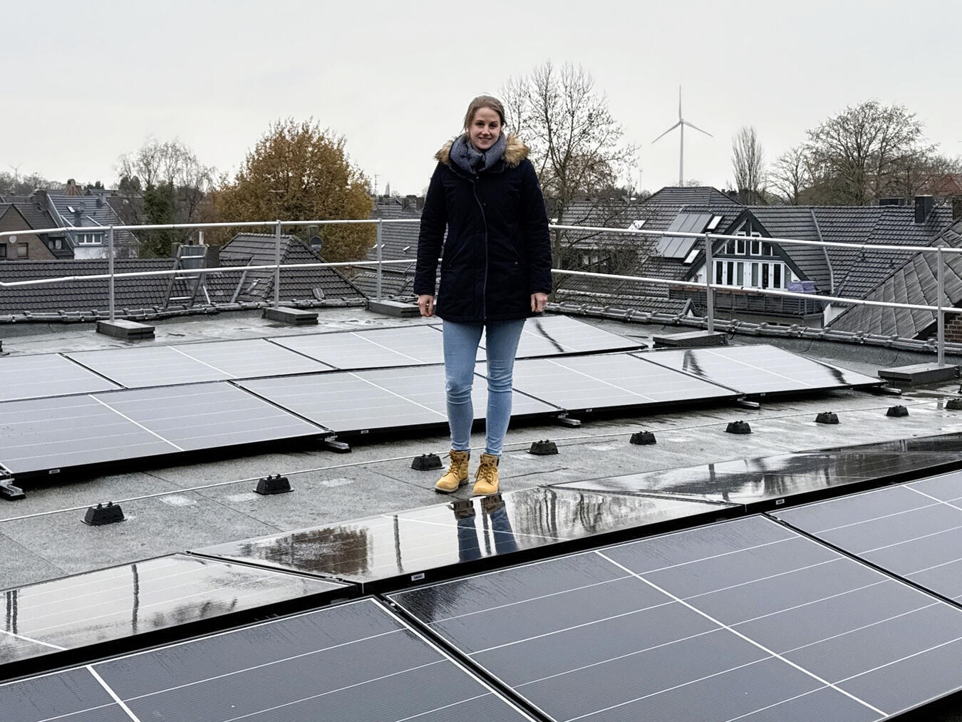 Klimaschutzmanagerin Christine Klanten ruft Bürger dazu auf, über ihre Erfahrungen mit Photovoltaik und anderen nachhaltigen Energiequellen zu berichten. Foto: Stadt Rees
