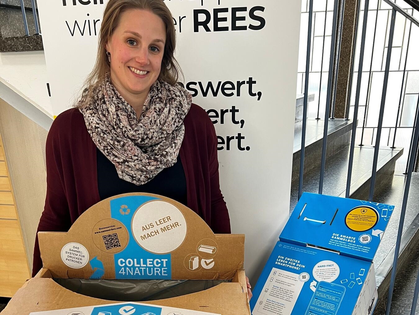 Stadt Rees leistet Beitrag für mehr Nachhaltigkeit Klimaschutzmanagerin Christine Klanten wirbt für die Sammelboxen im Reeser Rathaus. Foto: Stadt Rees