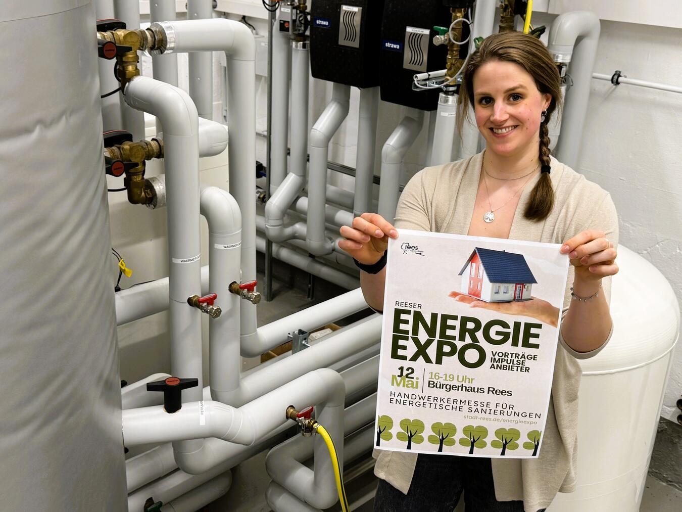 Klimaschutzmanagerin Christine Klanten vor einer Heizungsanlage