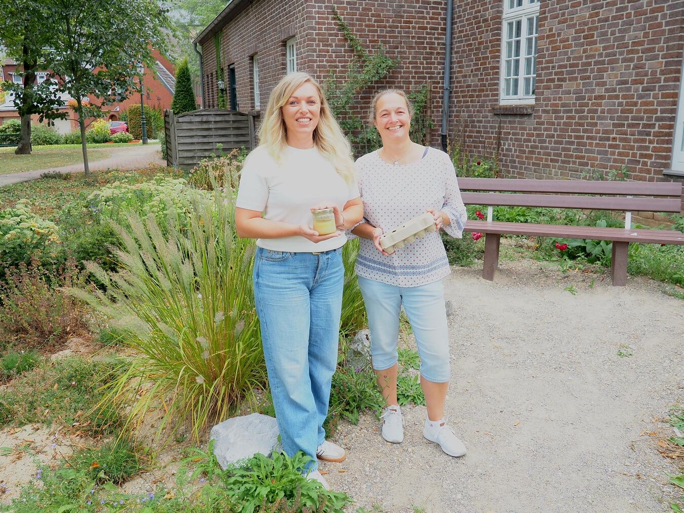 Klimaschutzmanagerin Lisa Gülleken (l.) und Tourismusförderin Melanie Dornis freuen sich über Mitgestalter. Foto: Gemeinde Kerken