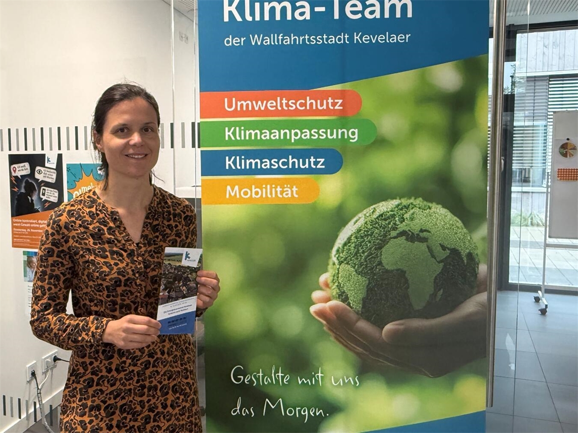 "Klimaschutzmanagerin Maike Böhm lächelnd vor Anmeldungsunterlagen, Kevelaer"