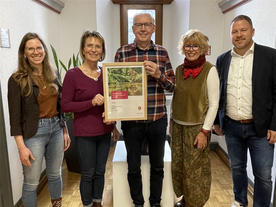 Klimaschutzmanagerin Sabrina Meisen, Ehrenamtlerin Petra Gooßens-Willems, Ehrenamtler Josef Kannenberg, Bürgermeisterin Britta Schulz und Westenergie-Kommunalmanager Nils Rudolph (v.l.) freuen sich über das herausragende Engagement des Preisträgers in Sachen Klimaschutz. Foto: Stadt Kalkar