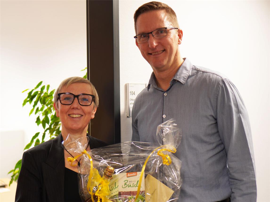 Klinikdirektor Dr. Andreas Schroeder dankt Stefanie Hamm für die gute Zusammenarbeit.Foto: St.-Clemens-Hospital